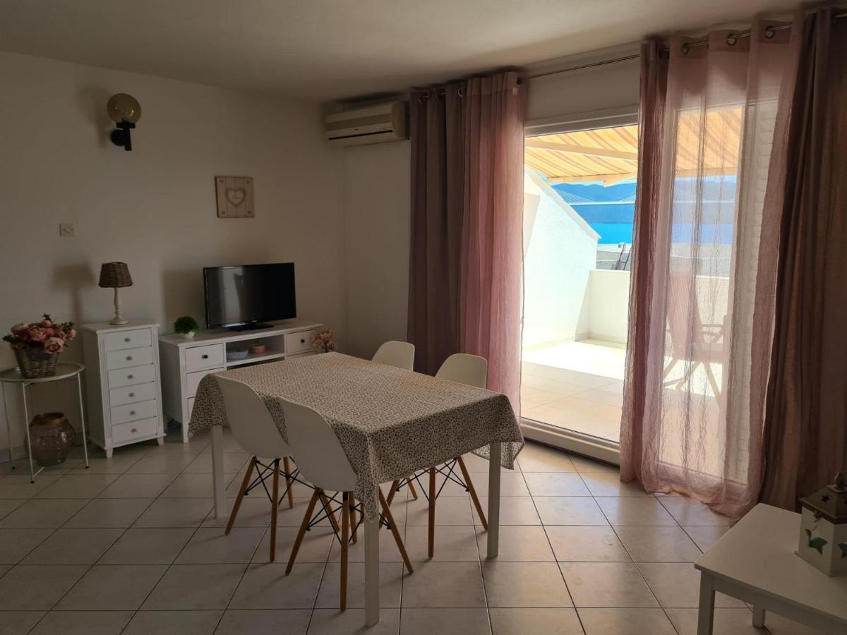 Apartmani More コマルナ エクステリア 写真