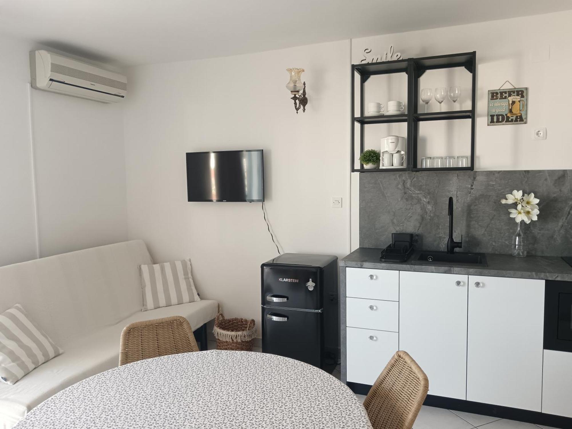 Apartmani More コマルナ エクステリア 写真